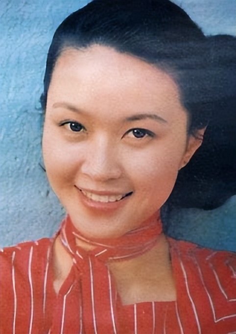 The 37-year-old married Fang Shu just abandoned her husband for the ...