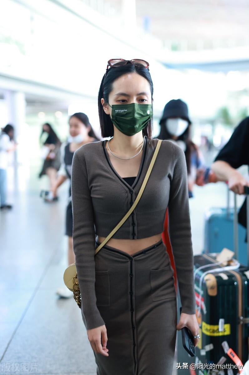 Liu Xijun appeared at Beijing Airport, wearing a fashionable and casual ...