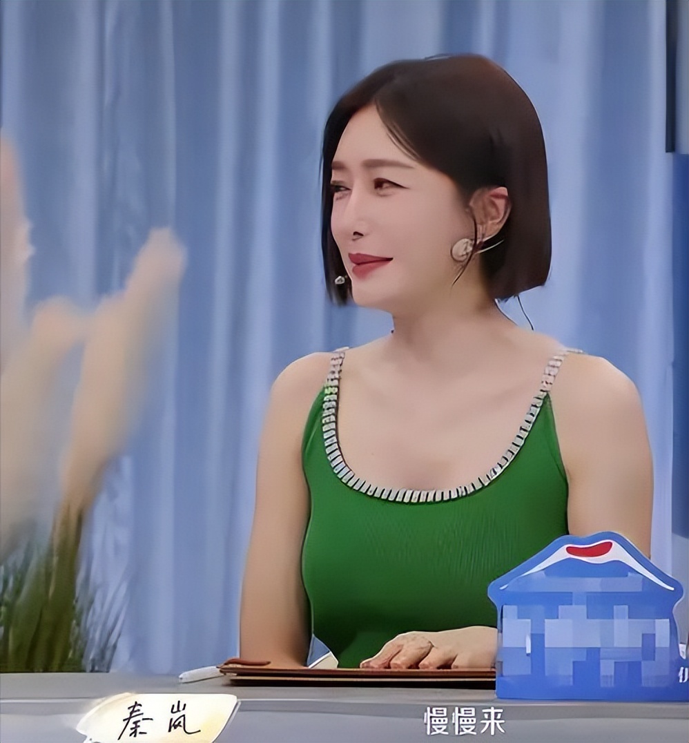 Qin Lan: The first two relationships were worth tens of millions, and - He Is 10 Years Younger Than Me Manga