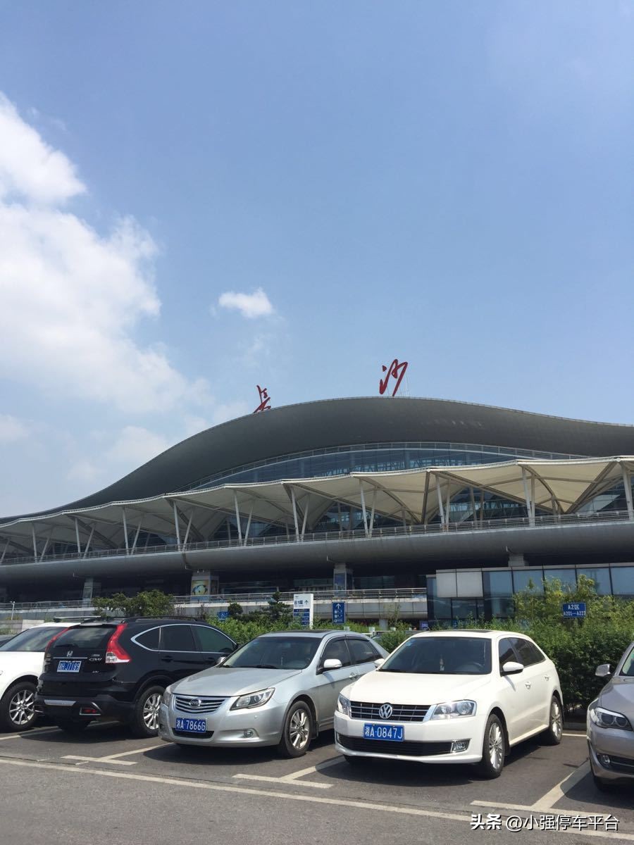 How much is the parking lot at Huanghua Airport per day? Changsha
