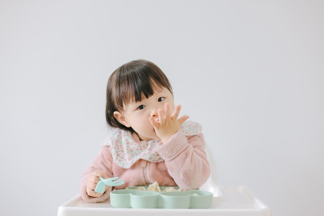 There are many benefits for babies to eat with their hands - iNEWS