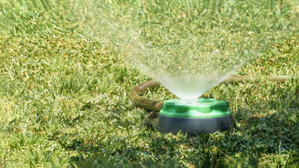 Yibang Tips Is it useful to sprinkle water on the floor when the room