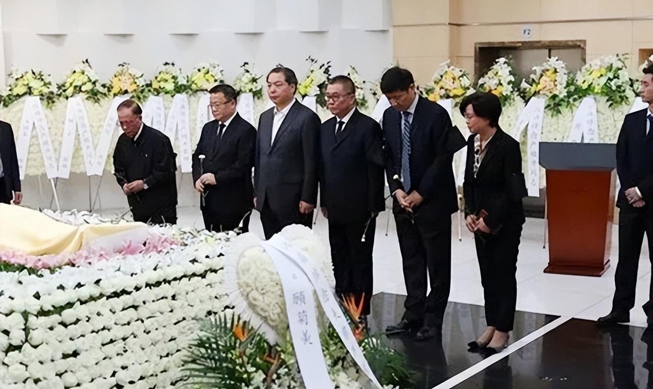 The scene of Yan Shun's memorial service in 2017: the widow sat in a ...