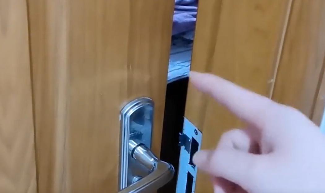 When sleeping at night, should the bedroom door be open or closed? It's not superstitious, don't