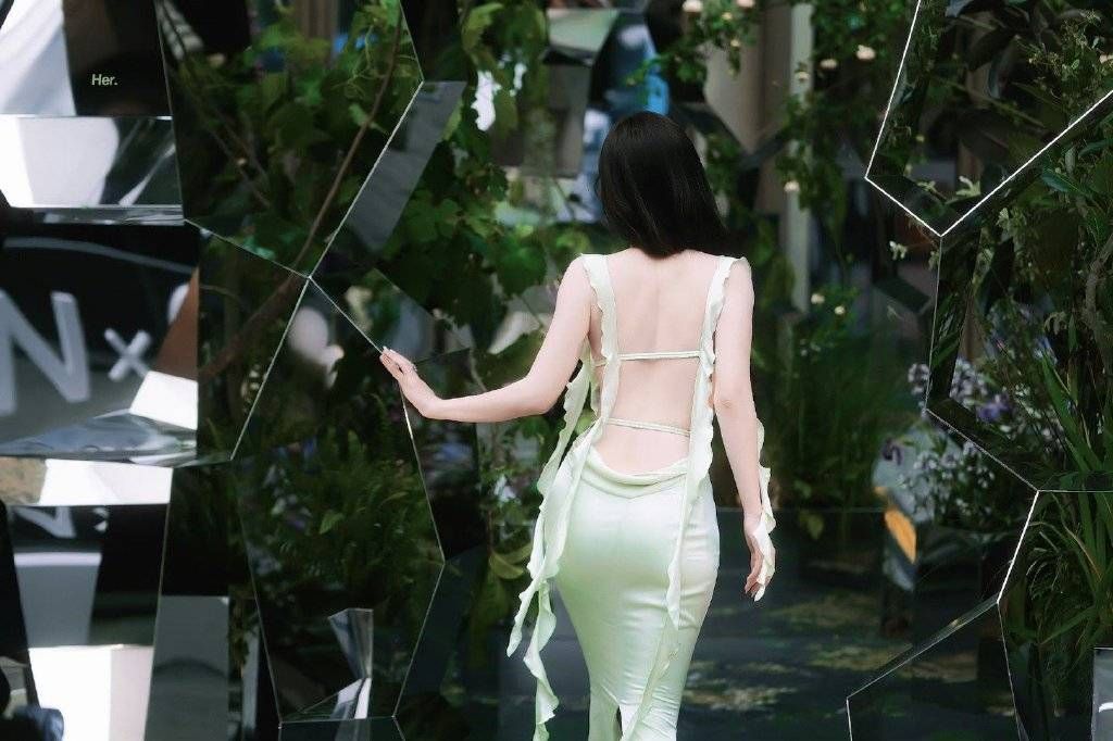 Zhao Lusi s Bold Outfits Her Back Is Naked And Thrilling INEWS zhao-lusi-s-bold-outfits-her-back-is-naked-and-thrilling-inews