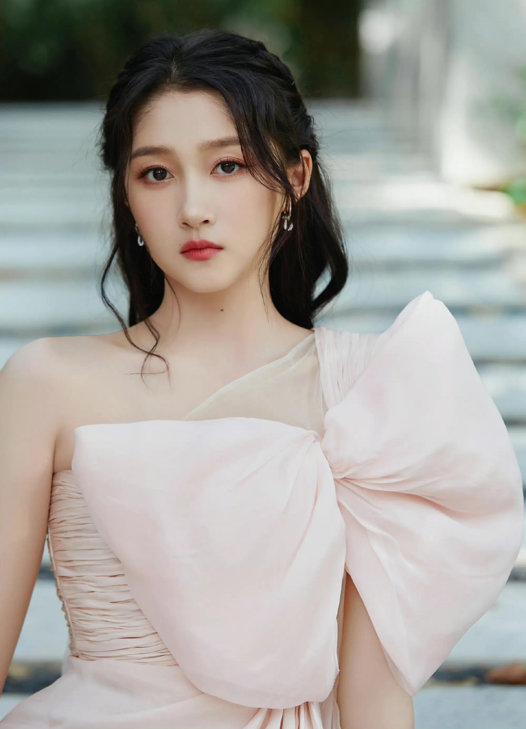 Guan Xiaotong is so beautiful - iNEWS