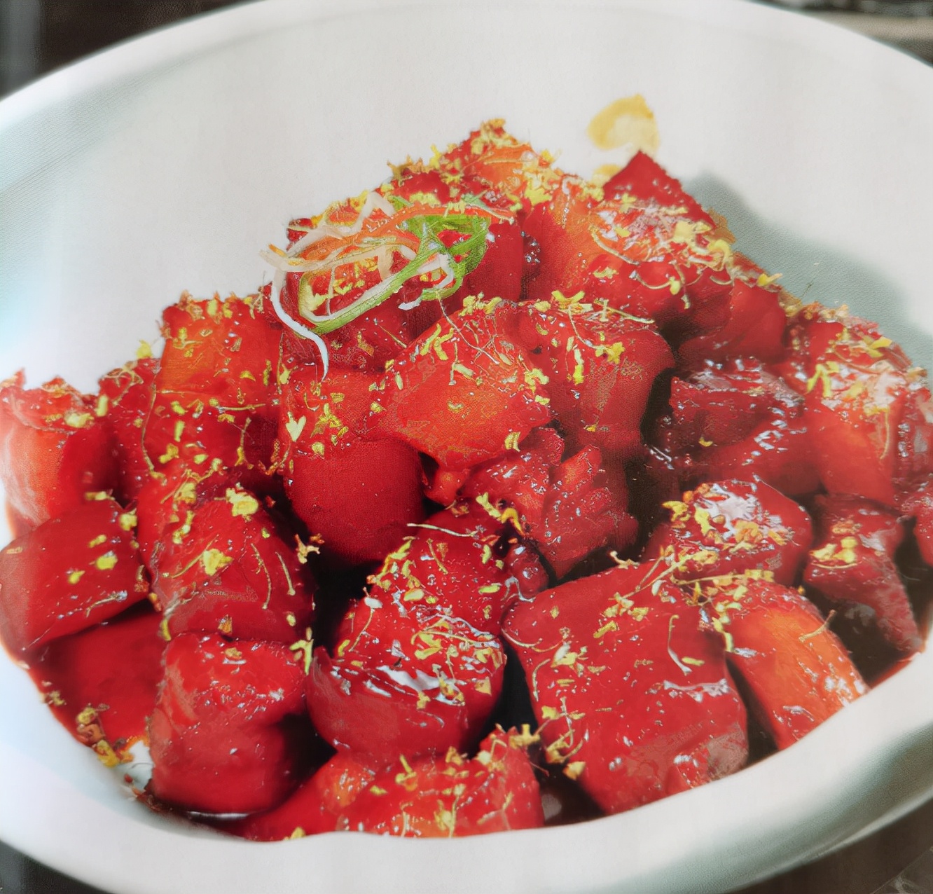 Braised pork with matsutake and sweet-scented osmanthus is crispy and ...