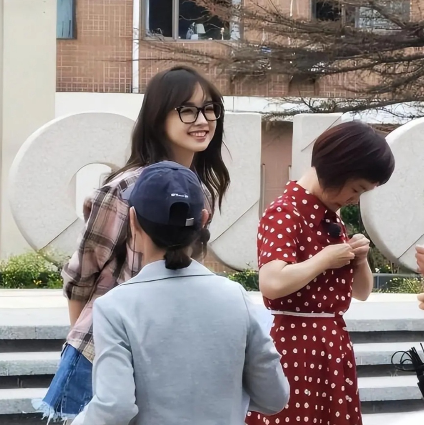 Wang Bingbing appeared on Zhongchuan campus, the plaid shirt and ...