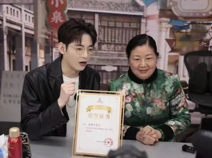 The first public appearance after the tax evasion incident, is Wei Ya's