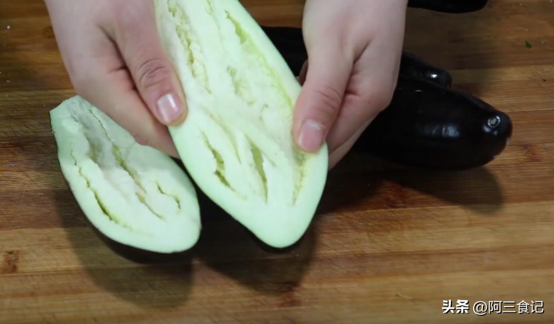 In dog days, eggplants are so enjoyable to eat like this. It's really