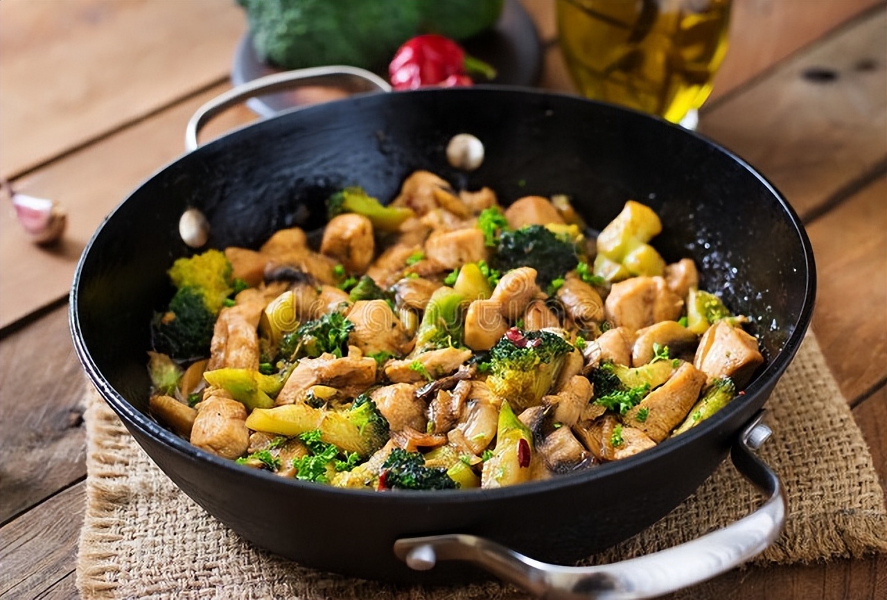 Broccoli stirfried chicken breast with strong aroma, tender and juicy