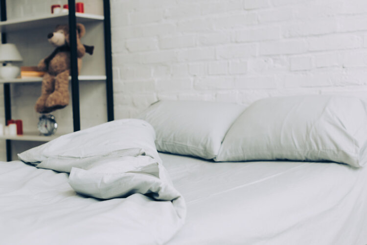 Why do men's pillows turn yellow so easily?Is it not hygienic?tell you