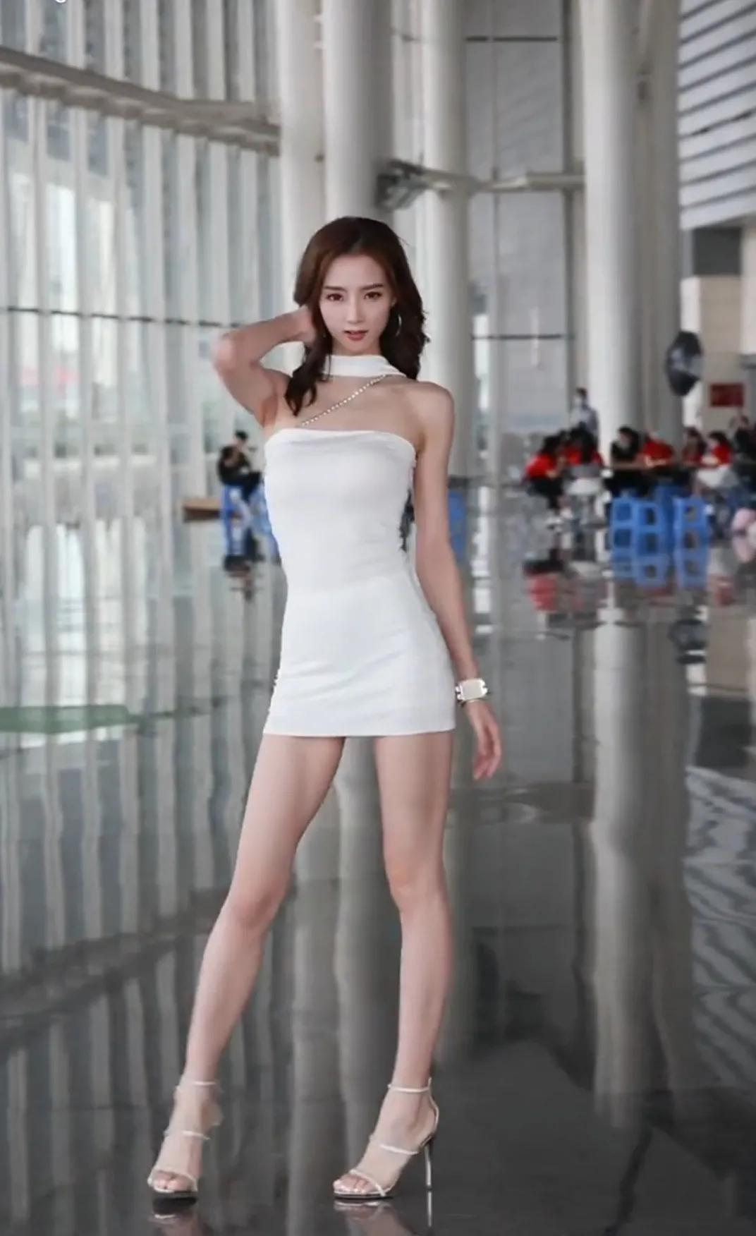 Beautiful sexy long-legged beauty in white short skirt - iNEWS