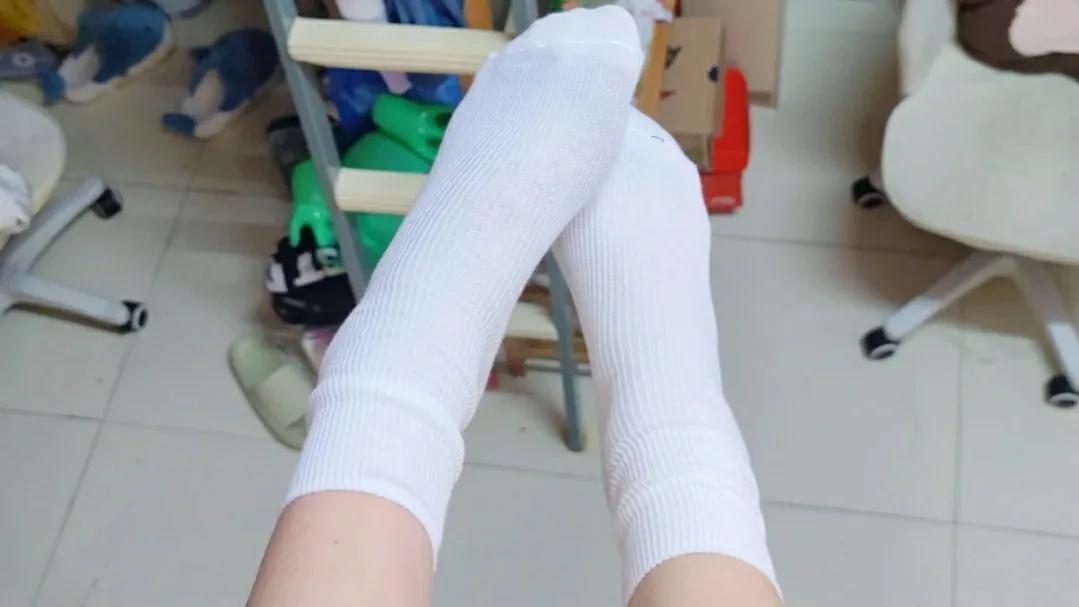 Why do many girls wear two pairs of socks, don't they stink? Reveal the truth! iNEWS