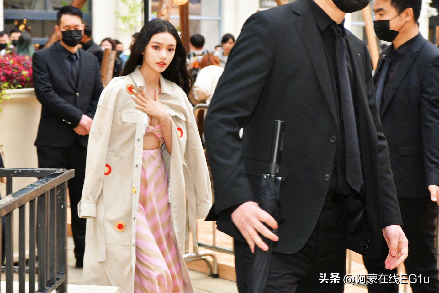 Lin Yun wears a pink skirt to show her hot figure, charming and sweet ...