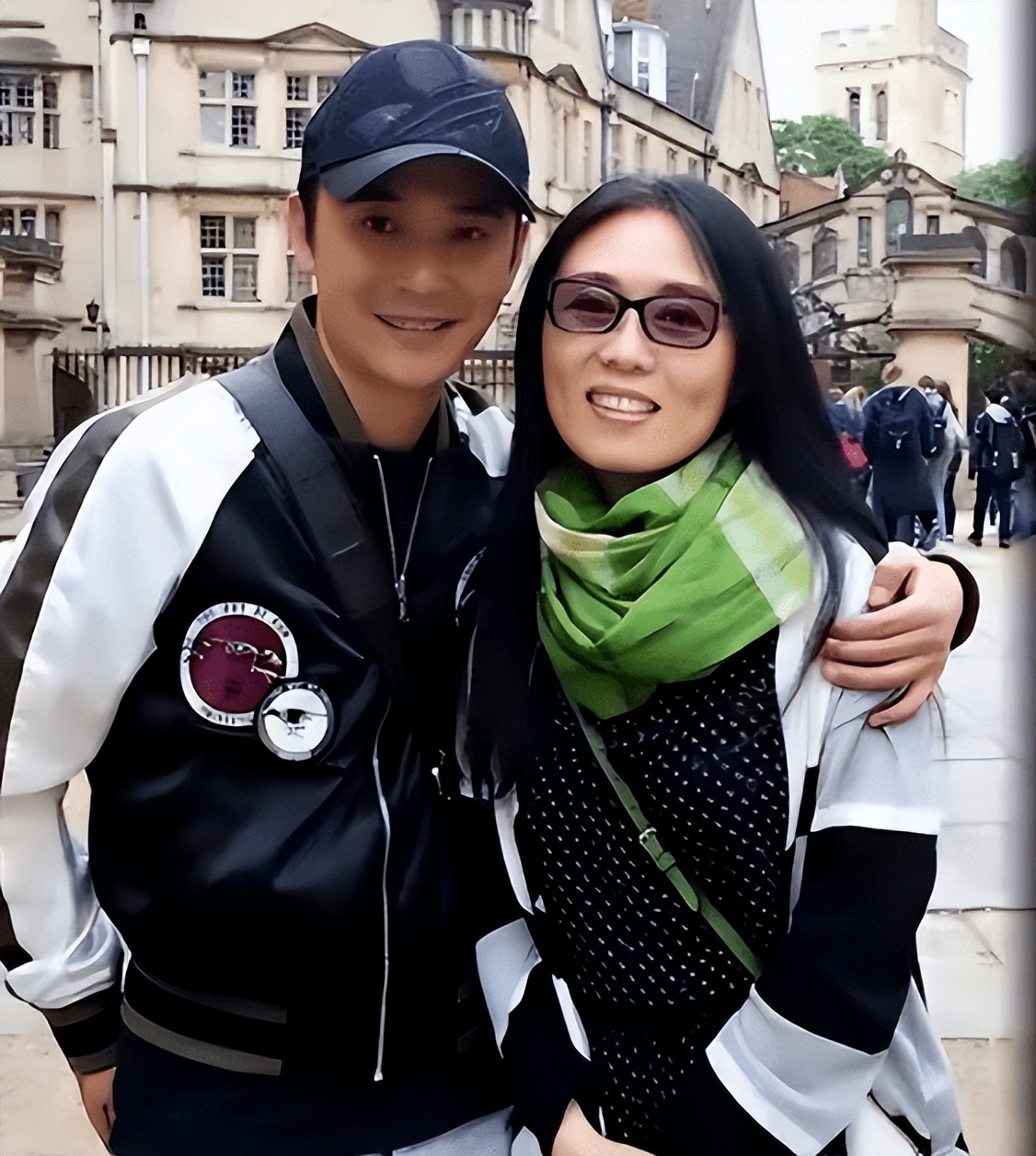 Wu Qiong and his wife are in the same frame: the mother-child model ...
