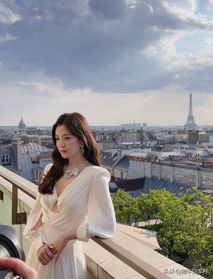 Song Hye Kyo is elegant and dignified in a white dress, and Cha Eunyou ...