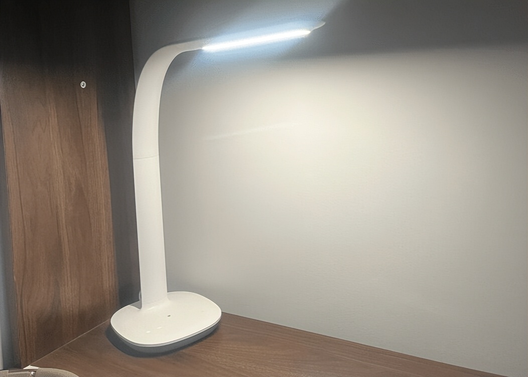 How to choose a desk lamp that is good for the eyes? The light source