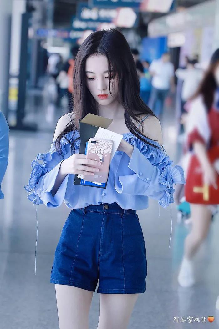 Ju Jingyi has long legs and a super spicy body - iNEWS