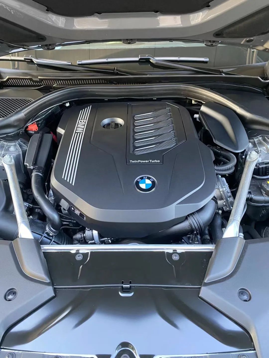 I spent nearly 700,000 to buy a BMW 540i, and after opening the engine ...