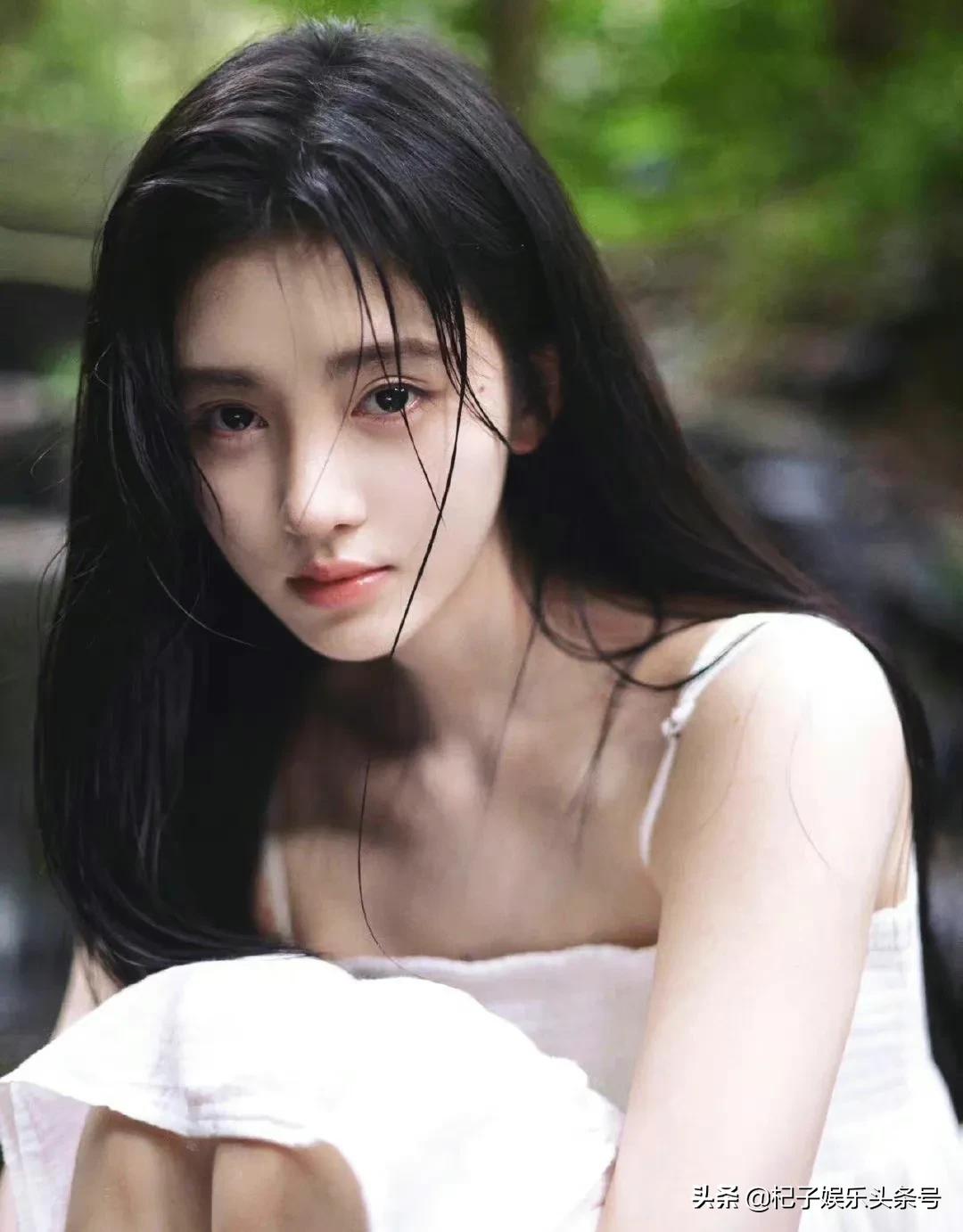 How beautiful is Ju Jingyi in a little white dress?Not once in 4000 ...