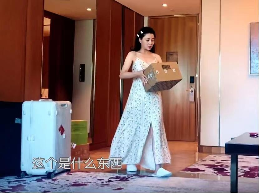 Yin Tao was packing her luggage at the hotel without makeup, wearing a