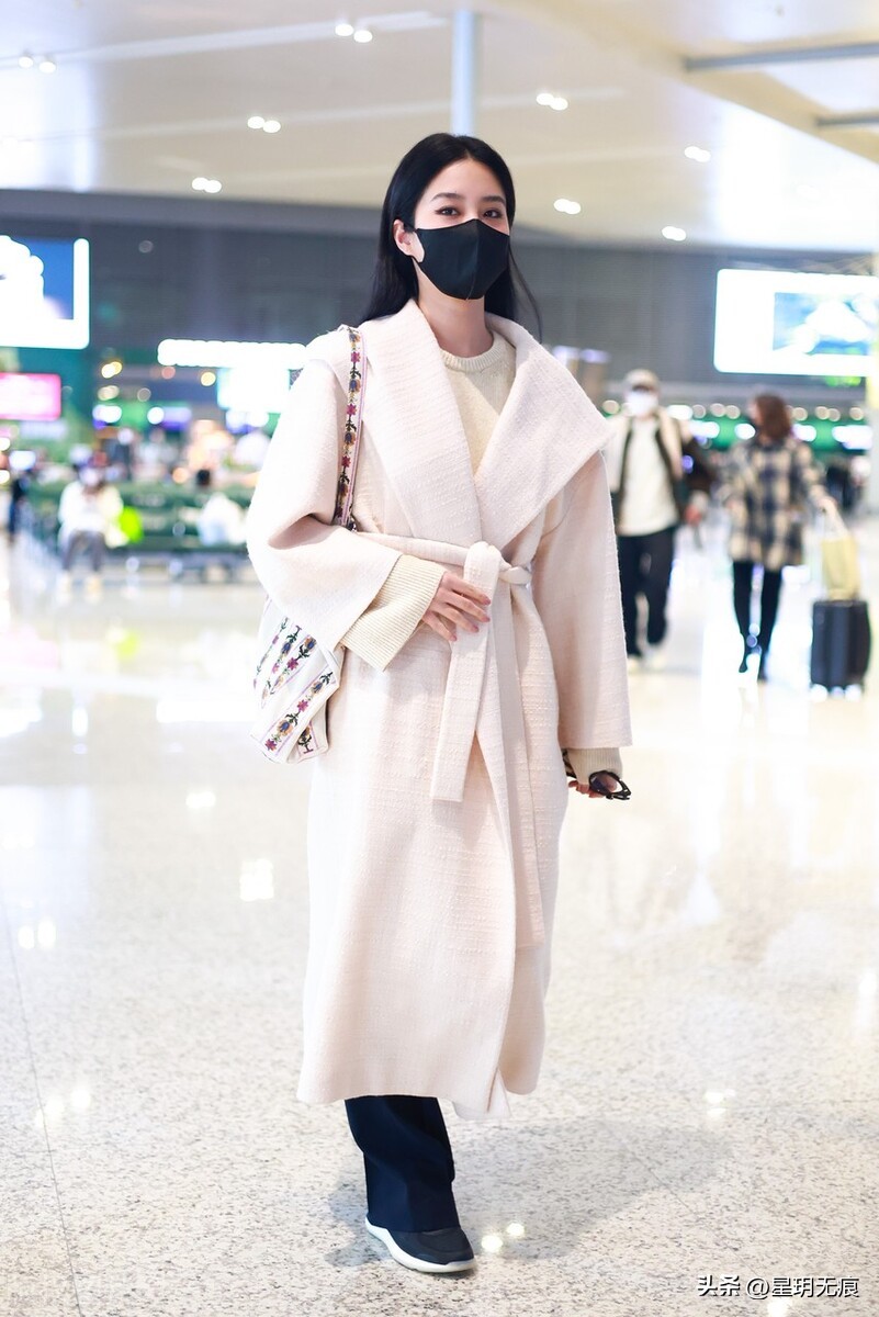 Yang Caiyu appeared at Hongqiao Airport, wearing a fashionable and