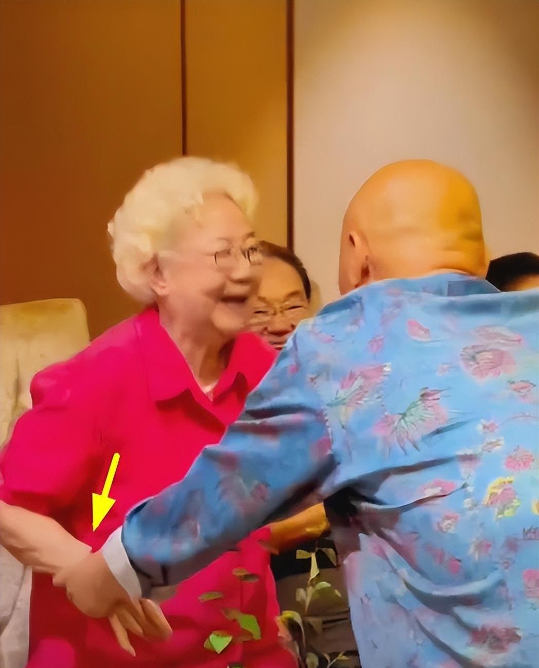 Tian Hua's 95th birthday party: 71-year-old Liu Xiaoqing dresses ...