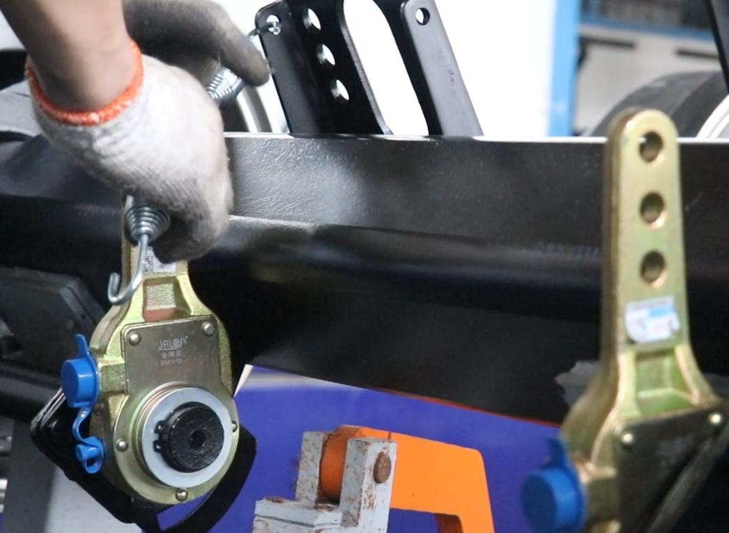 Can the automatic adjustment arm adjust the gap manually?How to