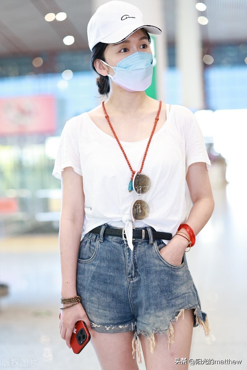 Lou Yixiao set off from Beijing, white Tee and denim shorts are simple ...