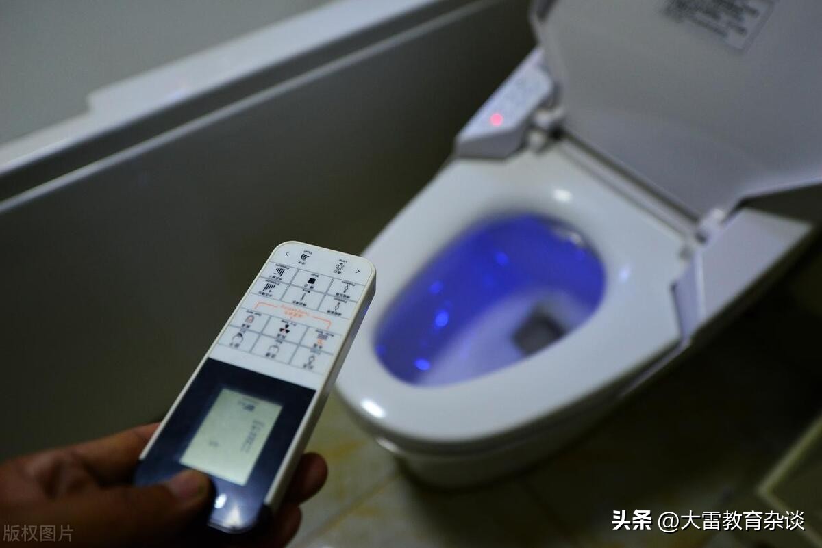 How advanced can a smart toilet be? In addition to cleaning and keeping