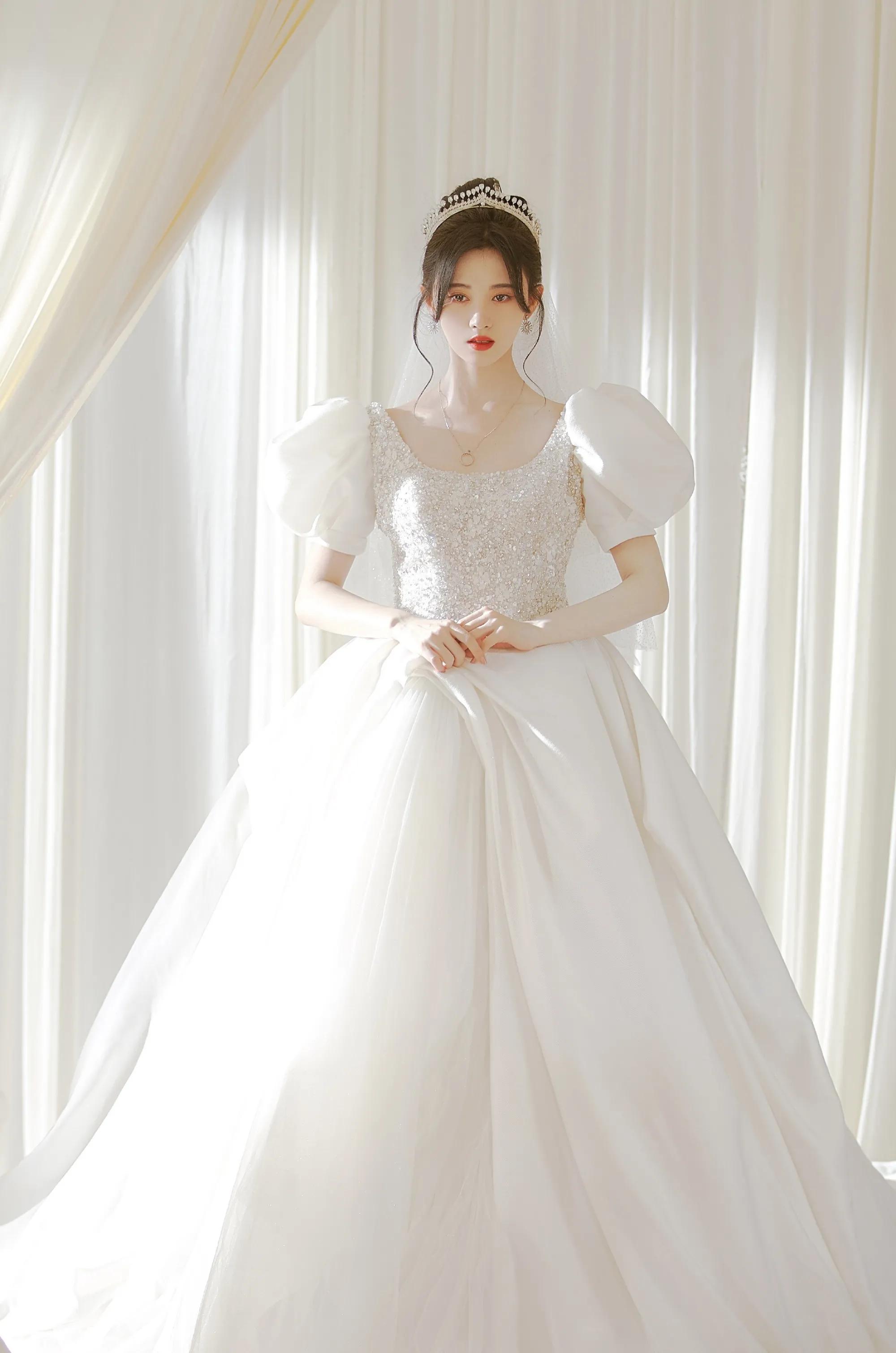 On how amazing the actress's white wedding dress is, Liu Yifei, Zhao ...