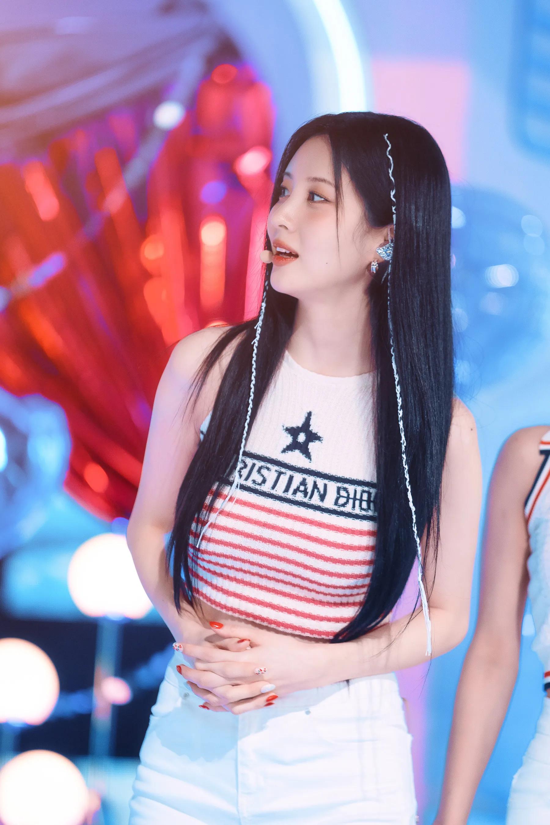 Xu Xian's beautiful photo gallery on the show yesterday, see the elegant temperament with long