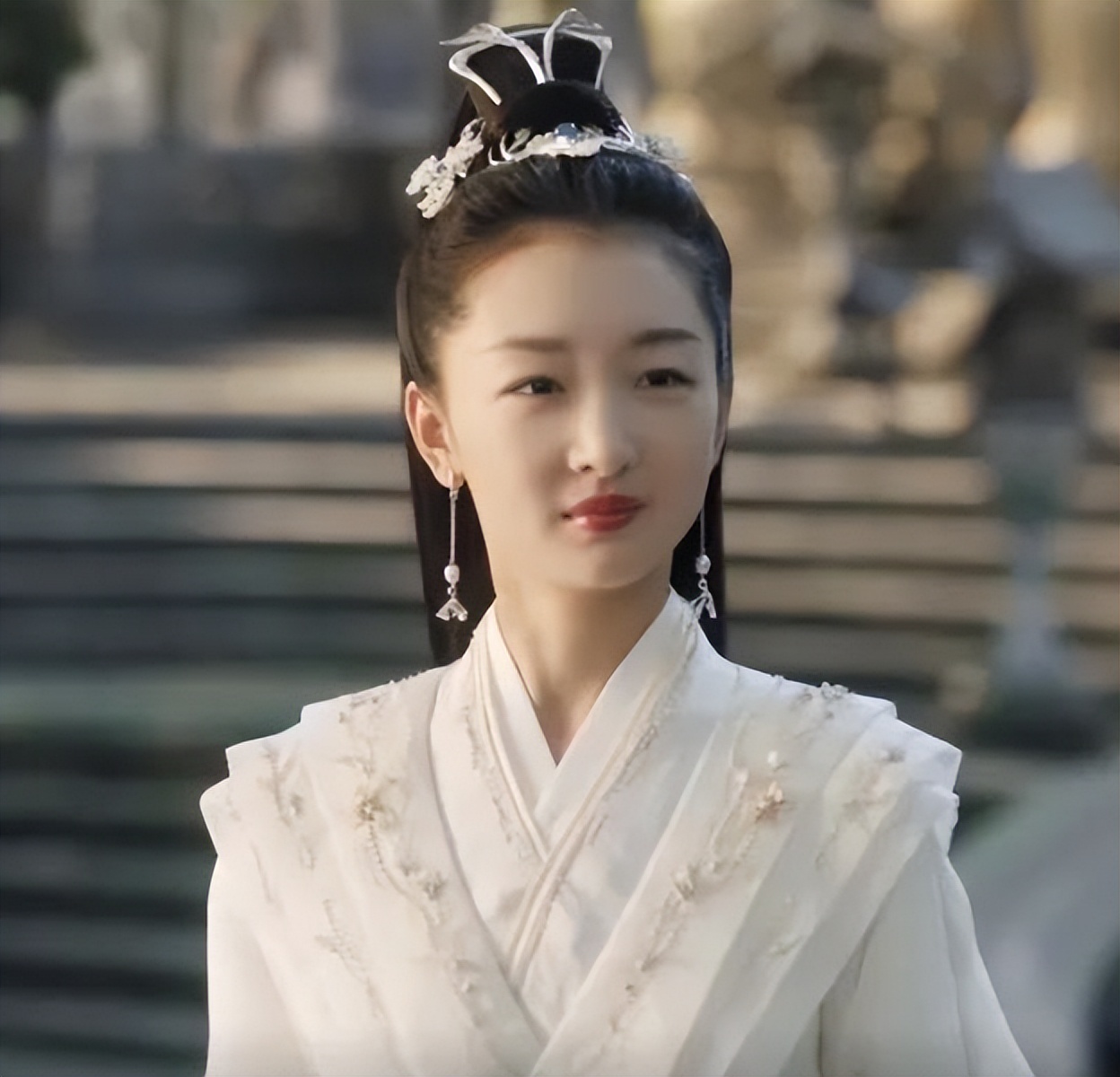 Zhou Dongyu acting in a costume drama? After watching her modern outfit ...