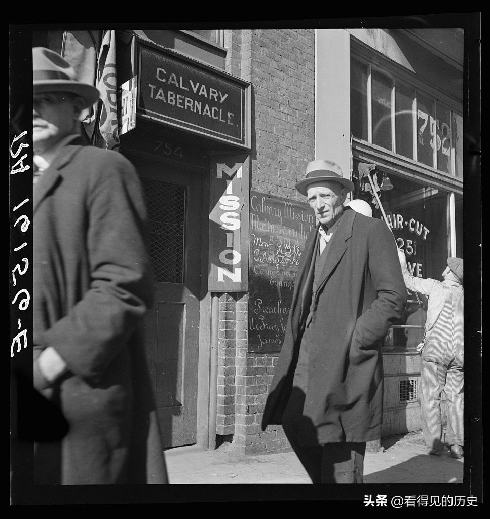 老照片大蕭條時期的美國舊金山街頭擠滿了曬太陽的男人- 資訊咖