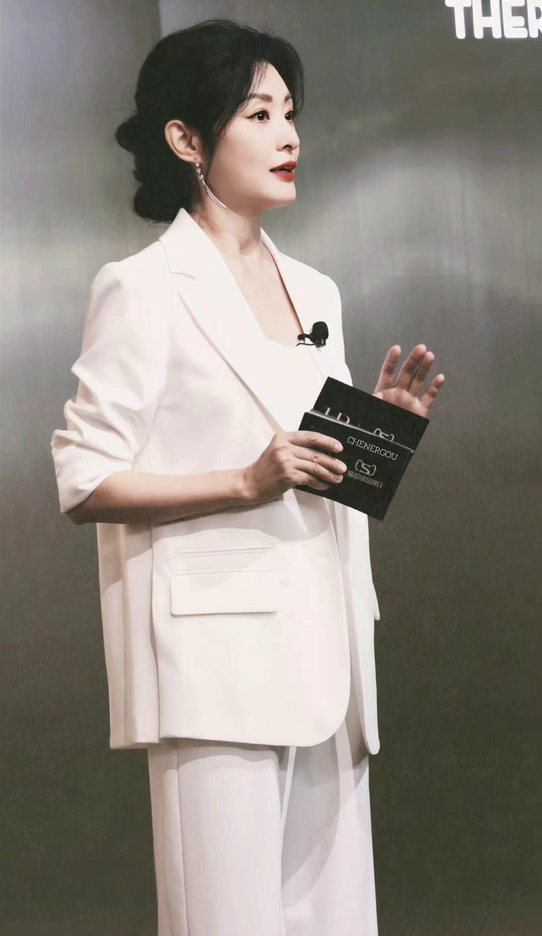 54-year-old Zhou Tao left CCTV for 6 years and hosted the cosmetics ...