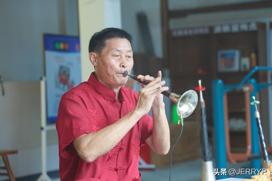 The sound of suona, the clang of drums, and the wonderful performance