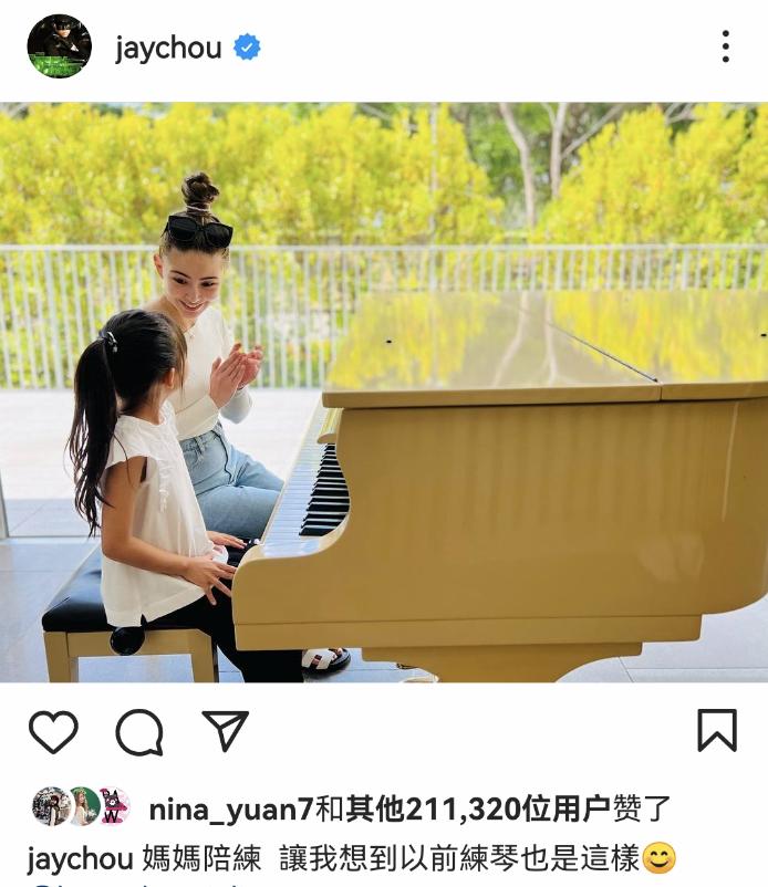 Kunling seldom posts family portraits during the Spring Festival. The