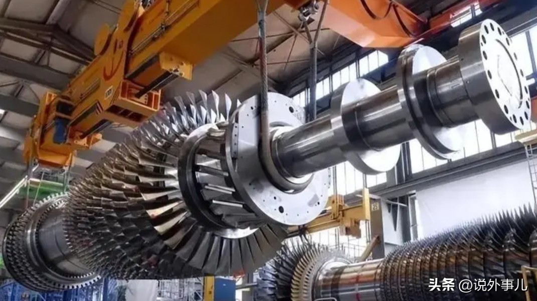 What kind of oil is used in common warship engines as the fuel for the