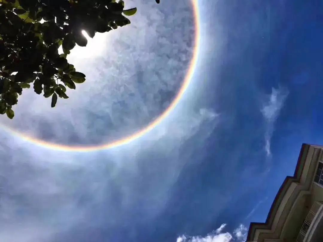 A "sun halo" appears over Beijing, what does the halo mean, and why does it frequently appear