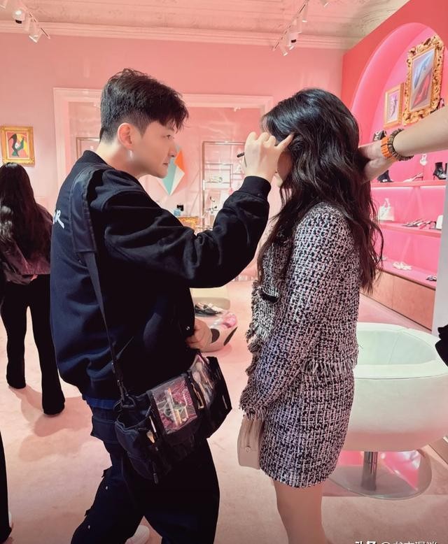 Li Xiang took her daughter to a dinner in Paris. Wang Shiling stood in ...