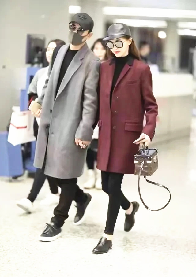 Tang Yan and Luo Jin walked hand in hand at the airport, wearing ...