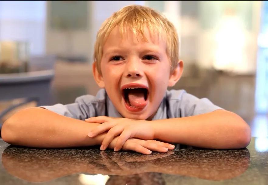 Walk the way of the baby, let the baby have no way to go iNEWS