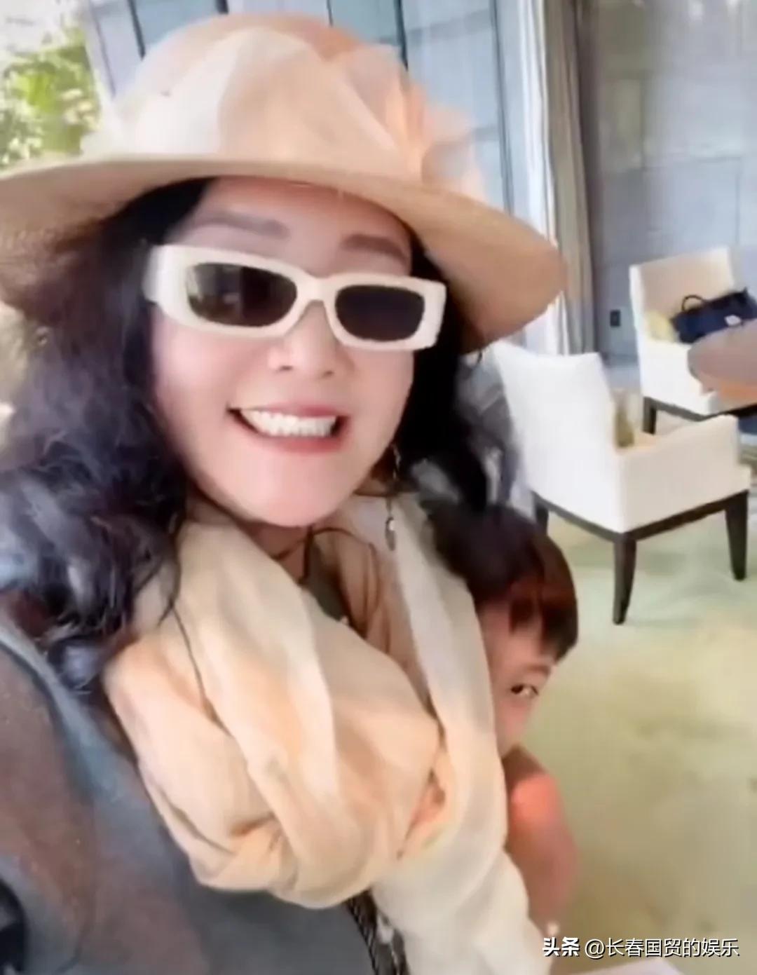 A group photo of Zhang Lan and her granddaughter and grandson was