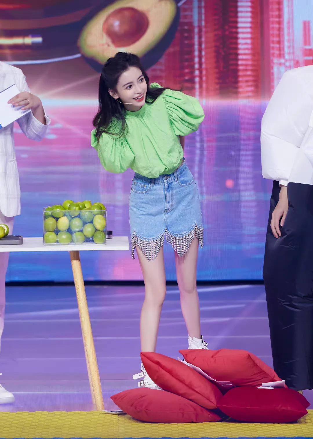 Angelababy wallpaper shares the fifth bullet long hair and red