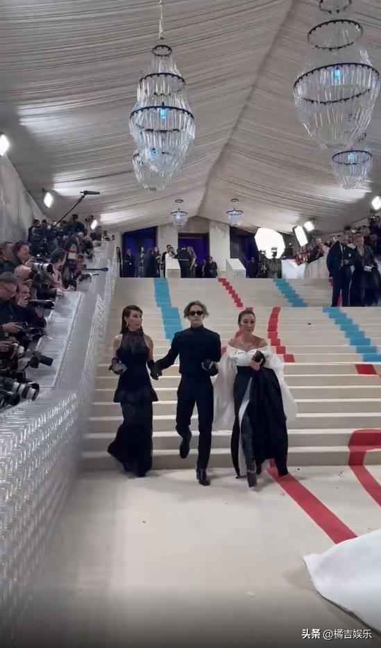 Michelle Yeoh, He Chaofeng and Wang Jiaer hold hands on the red carpet ...