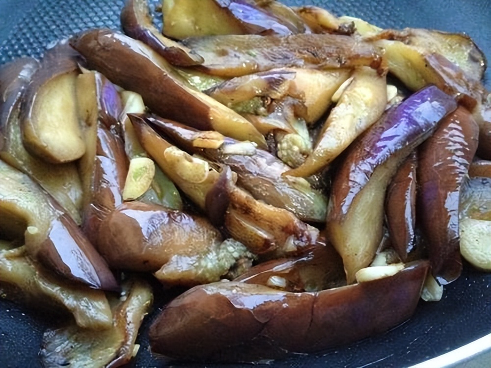 When frying eggplant, don't fry it directly in the pan, add 2 more