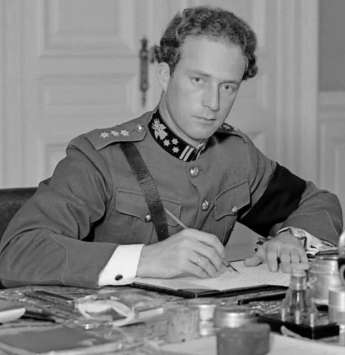 The ace pilot's adventure: driving a helicopter to encounter a 15-meter ...