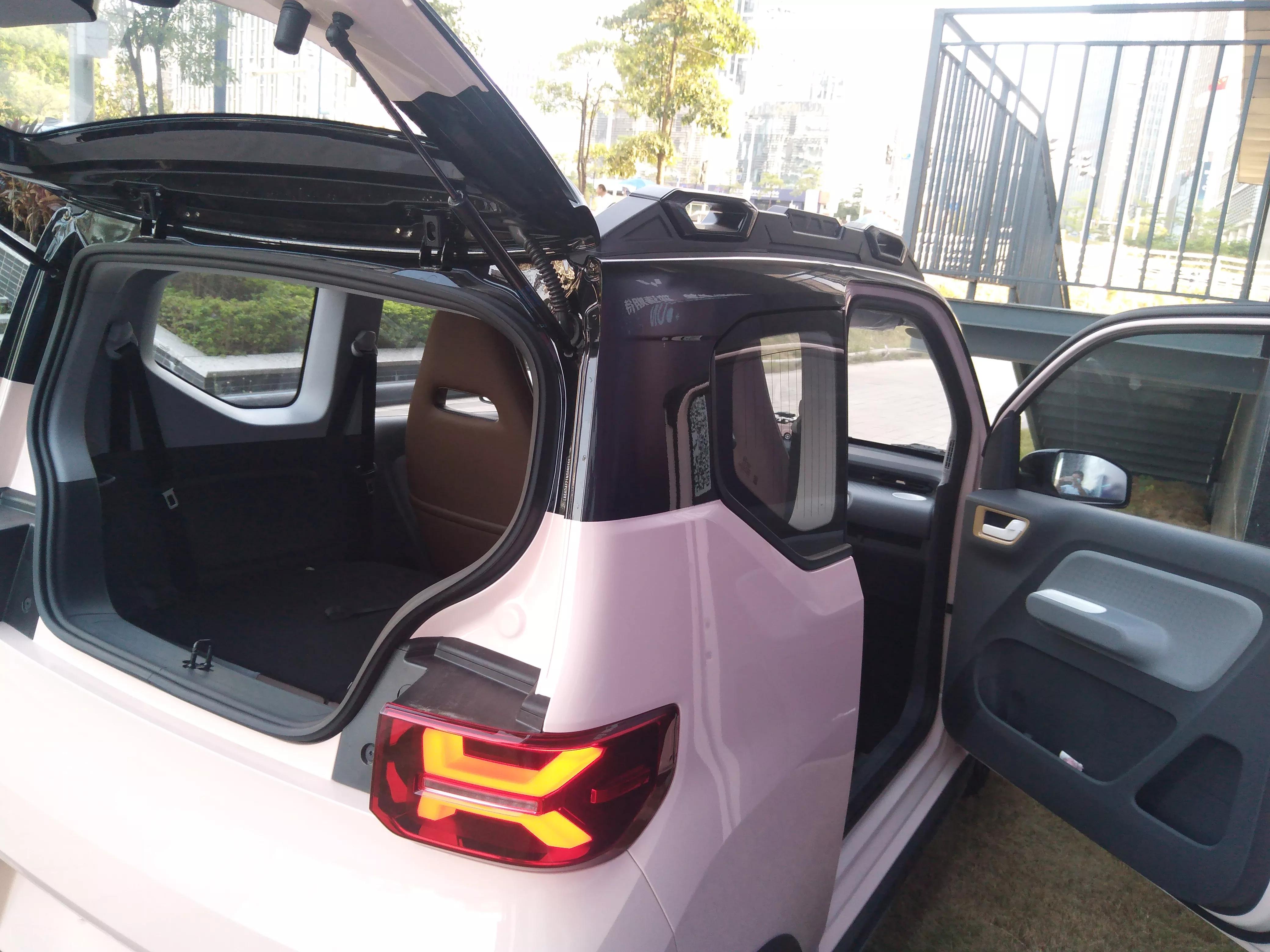 Trunk Job Color The GB new color rear trunk is also quite large - iNEWS