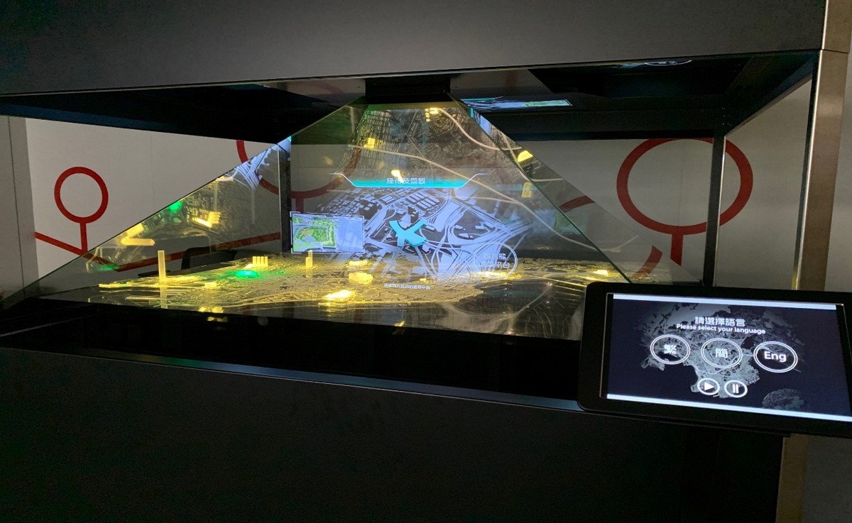 Slanted Showcase How to choose the right holographic showcase? Slant Light gives you the ...